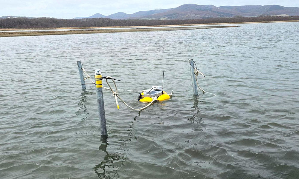 水面に浮かぶ装置
