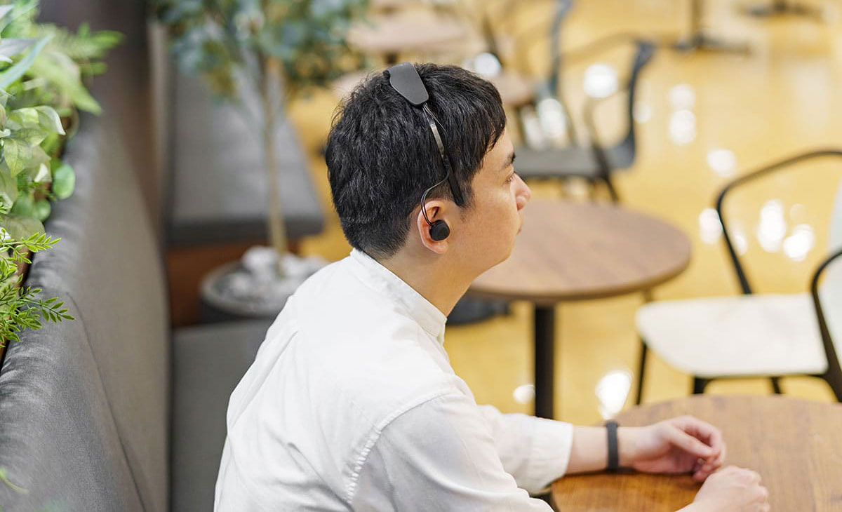 Brain Naviヘッドホンを装着した人の画像