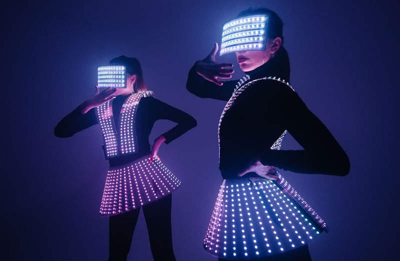 発光する服のイメージ写真