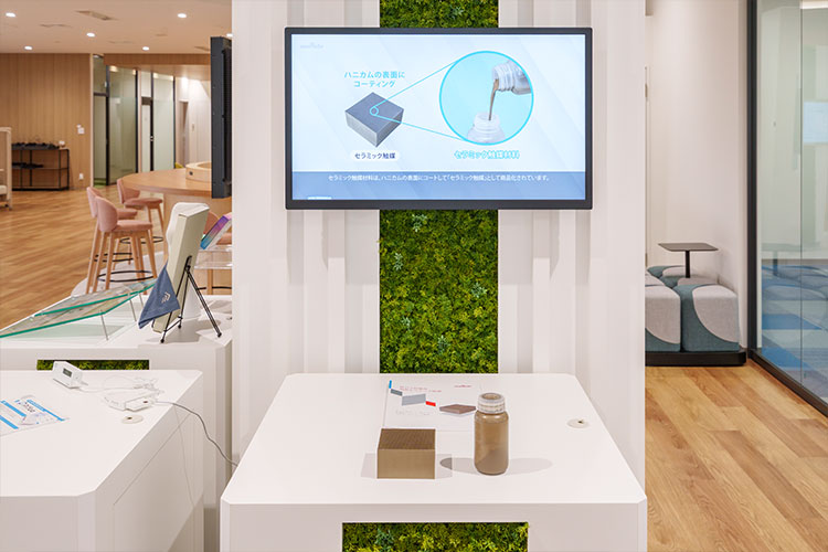 耐熱セラミック触媒の展示解説ブース