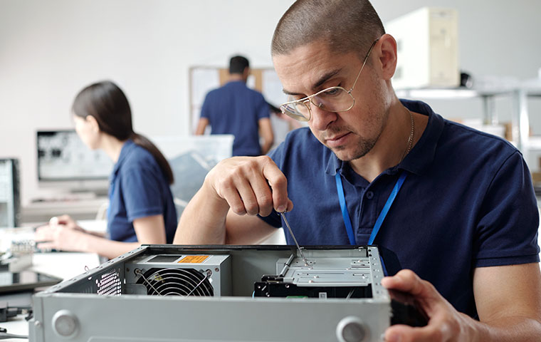 右手で作業をする人物