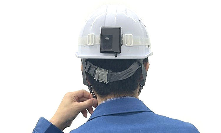 デバイスをヘルメットに取り付けた画像