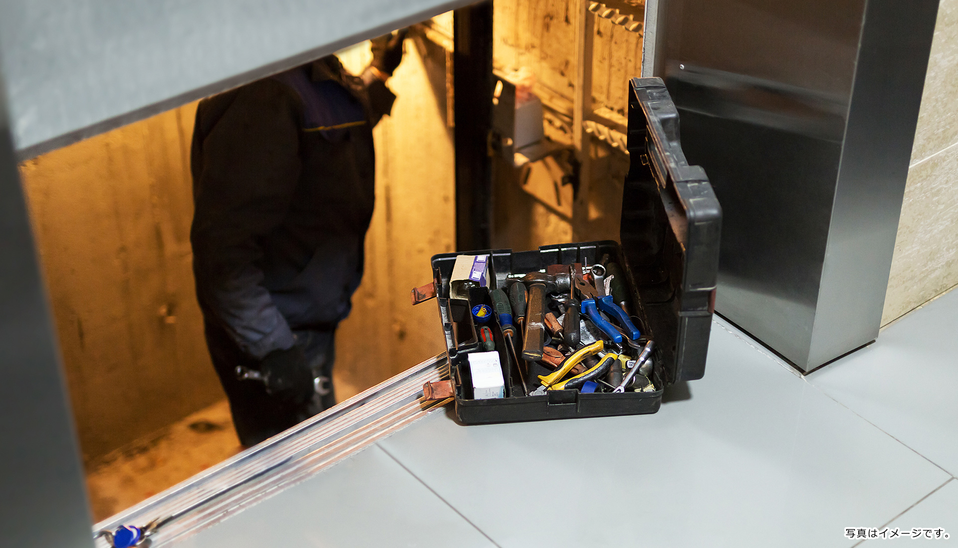 モニタリングシステムが自動で起動。アラートで管理センターと作業員に危険を通知。