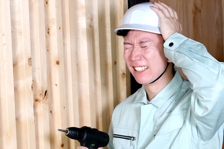 悩まされている人物