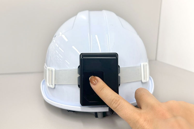 デバイスが取り付けられたヘルメット