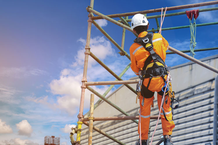 高所で作業する作業員